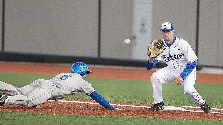 野球がもっと面白くなる！牽制球を投げる理由は？意味やルールを解説